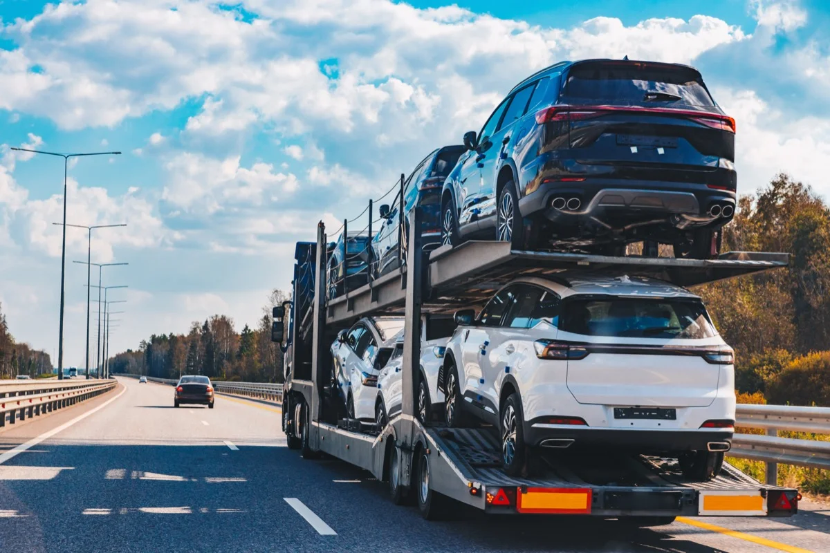 Transport de voiture de collection et itinéraire carburant sécurisé